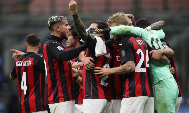 Milan, gestaccio di Calabria verso gli spalti dopo la vittoria del derby FOTO