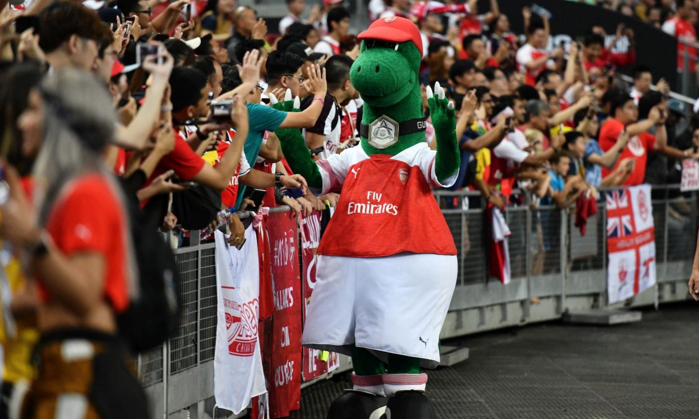 L'Arsenal taglia la storica mascotte Gunnersaurus per la crisi Covid, ma ci pensa Ozil: 'Pago io il suo stipendio!'