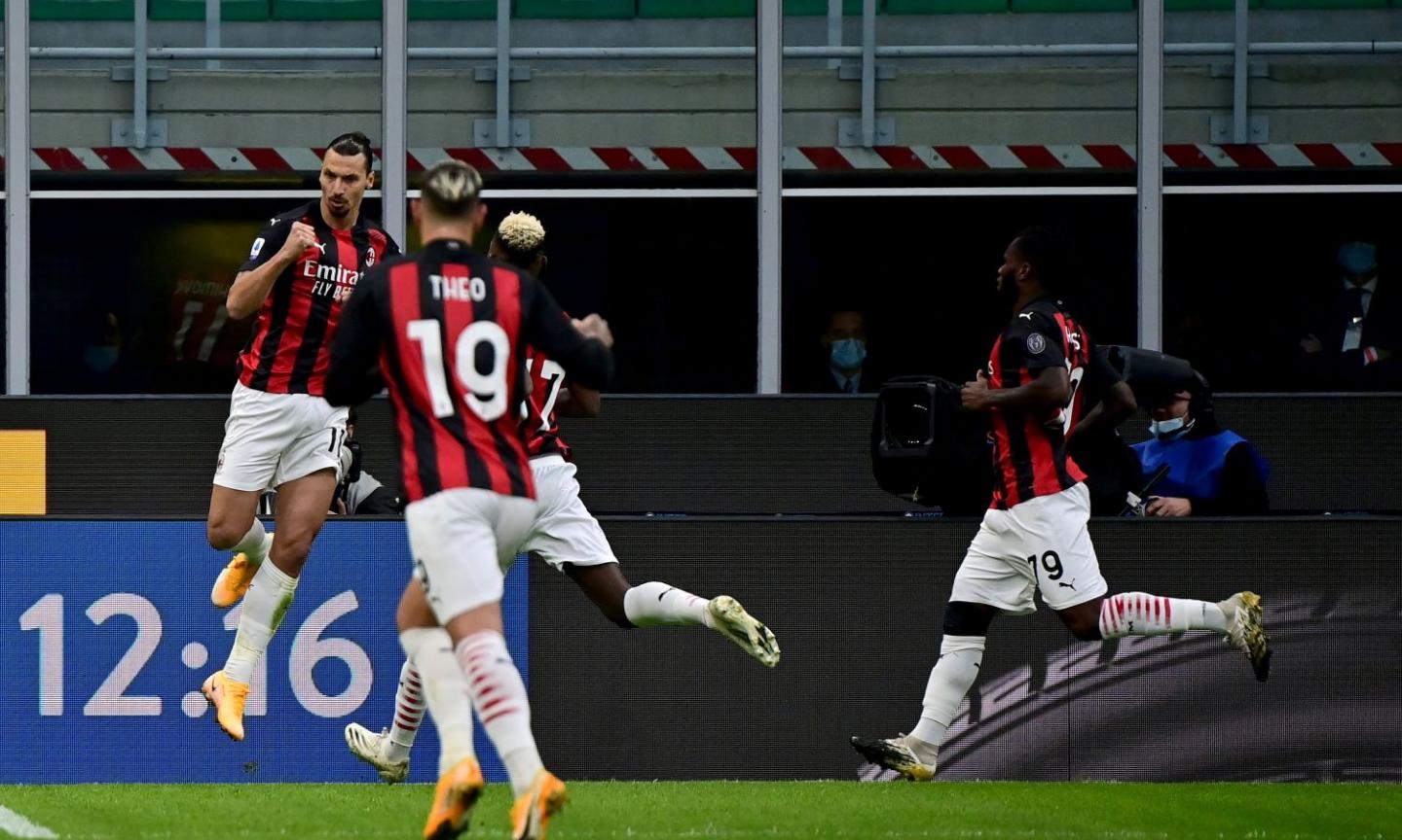 Una doppietta di Ibra regala il derby al Milan, all'Inter non basta Lukaku. Rossoneri primi da soli a punteggio pieno 