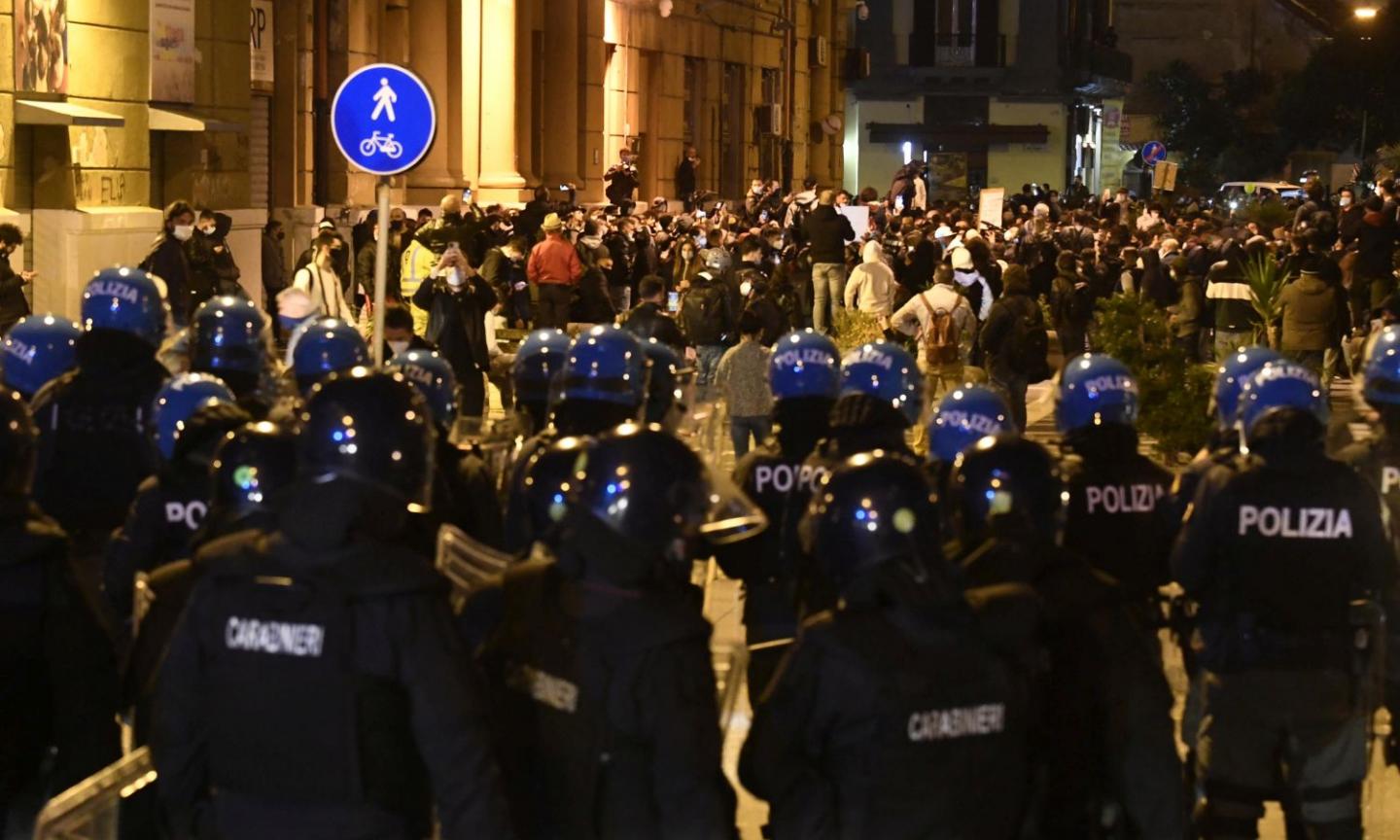 Alta tensione nelle piazze: proteste a Napoli, scontri a Milano e Torino