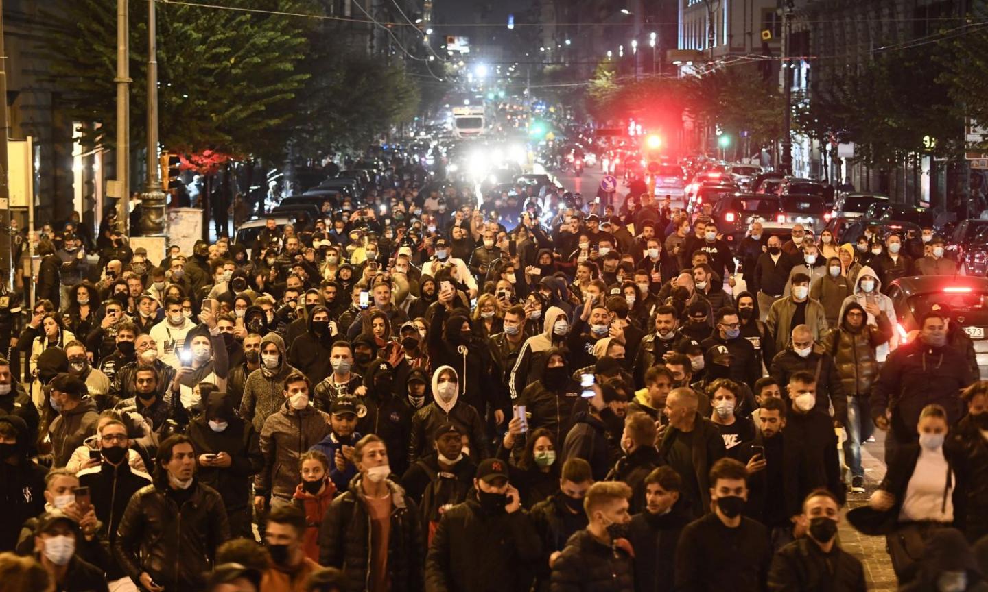 Clamoroso a Napoli, folla in piazza contro il coprifuoco di De Luca. Aggredito un giornalista di Sky