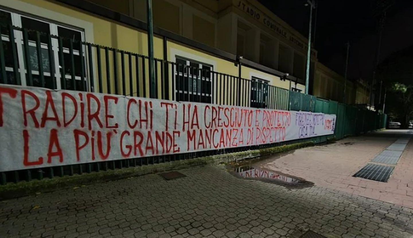 Striscione al Franchi contro Chiesa: 'Hai tradito chi ti ha cresciuto. Firenze non è più casa tua... Infame' FOTO