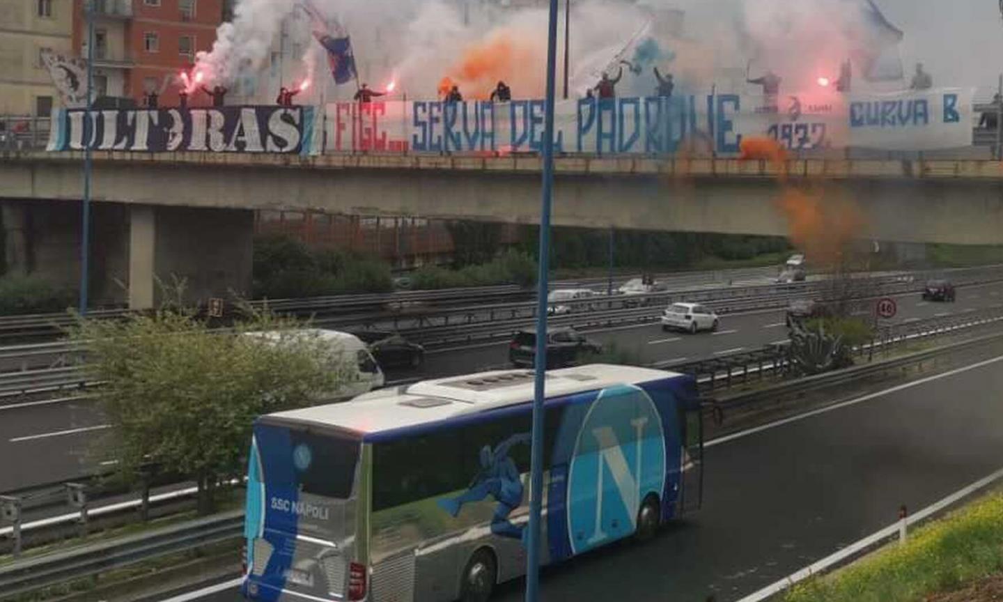 Il Napoli: 'Procedura per bandiere e striscioni allo stadio, tifosi del Milan l'hanno seguita'. La replica: 'Falso!'