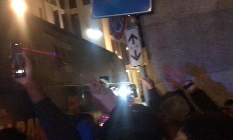 'Messi, Messi': cento tifosi ammassati e senza mascherina aspettano il Barcellona. E le norme anti Covid? VIDEO