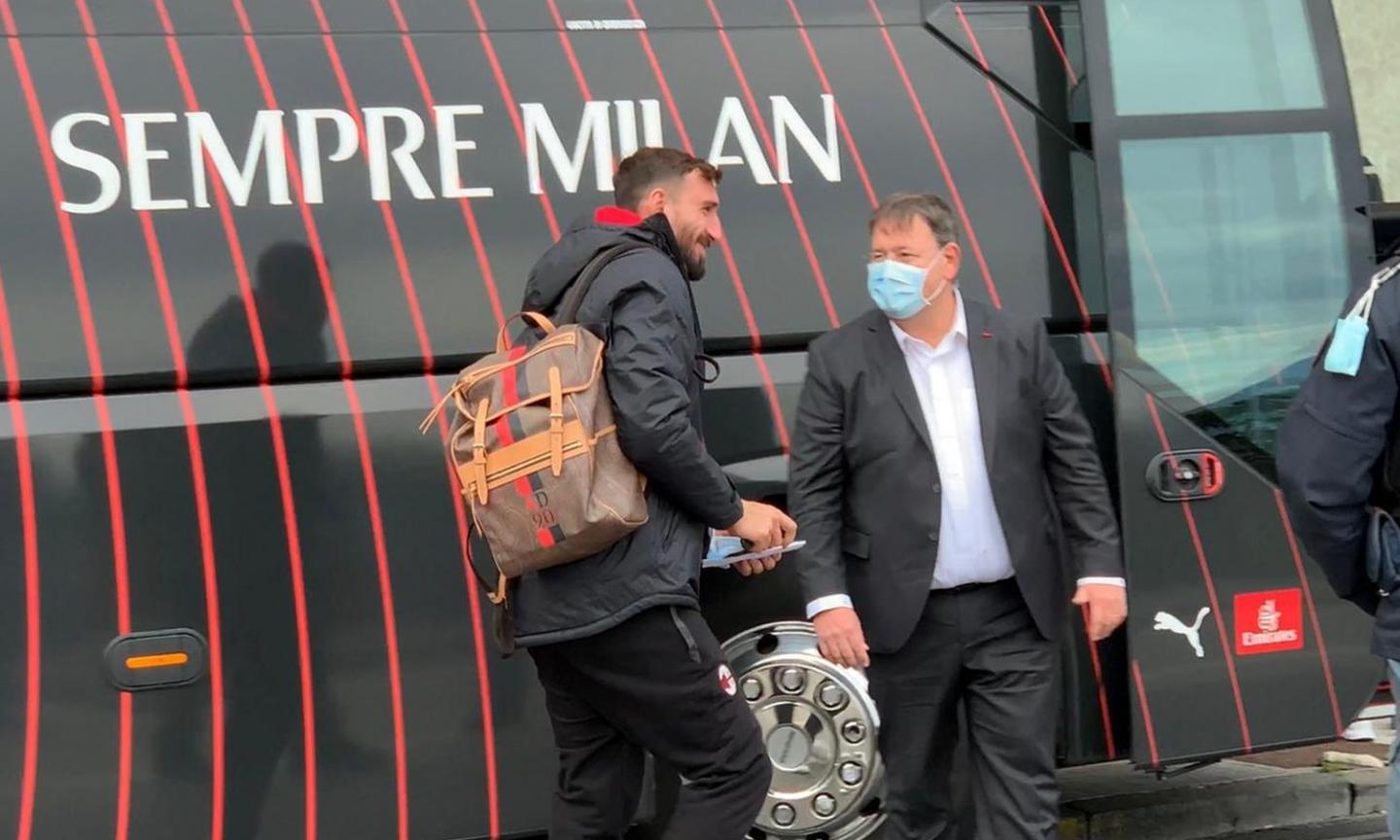 Il Milan è arrivato a Napoli. Antonio Donnarumma scherza in napoletano: 'Agg pers 'e chiav' VIDEO