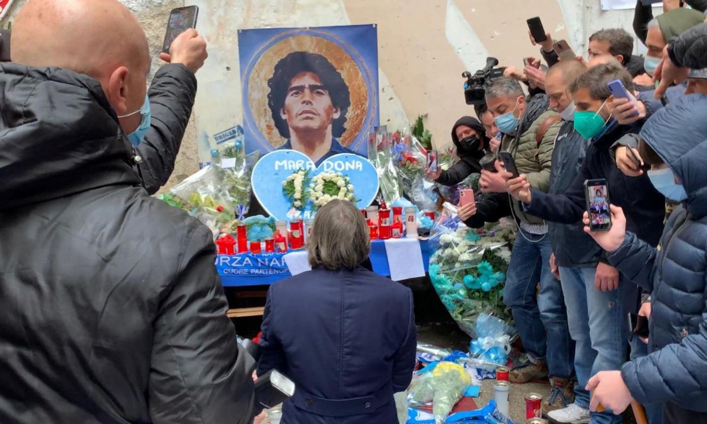 Roma, Bruno Conti omaggia Maradona: lacrime e fiori tra i Quartieri Spagnoli VIDEO