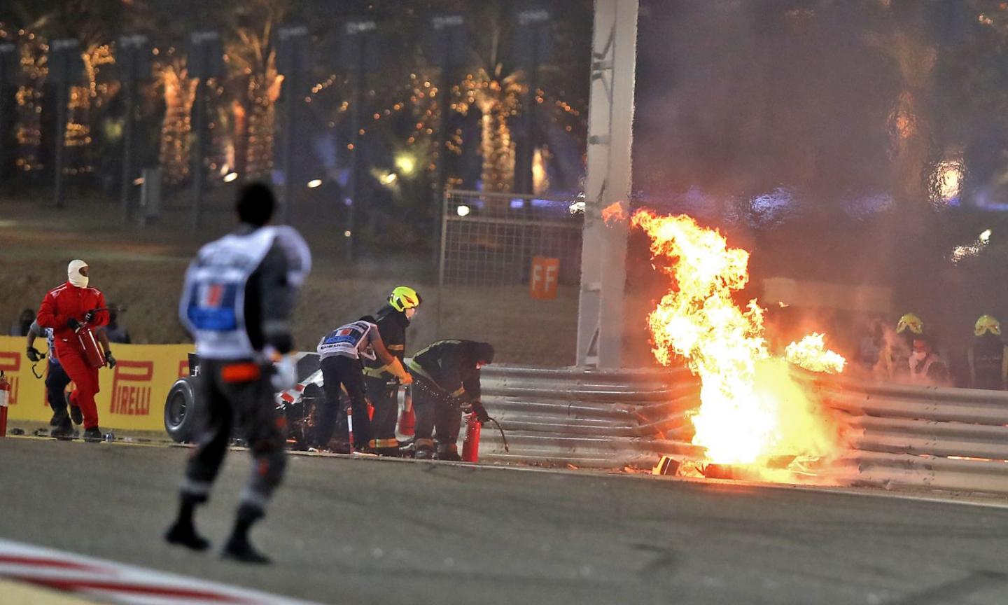 F1, incidente choc per Grosjean: auto in fiamme e spezzata a metà, pilota vivo per miracolo FOTO e VIDEO