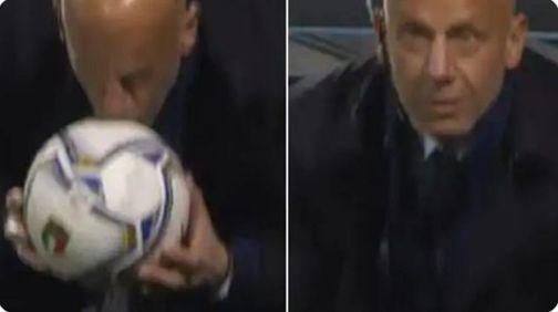 Italia-Polonia, Vialli bacia il pallone: il gesto istintivo che emoziona e fa discutere TUTTI I COMMENTI  