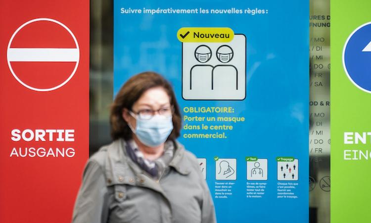Covid, la Svizzera ha esaurito i posti in terapia intensiva: 'Lasciate volontà su interruzione cure'
