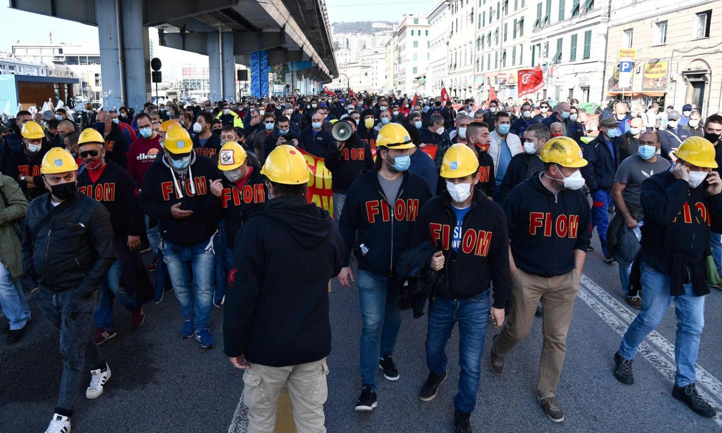 Poliziotti e operai uniti nella lotta: è questa l’Italia che più ci piace