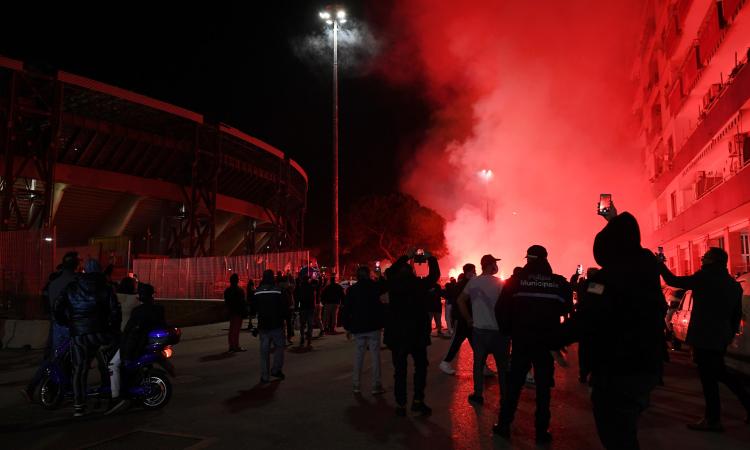Napoli piange Maradona: flash mob dei tifosi con una fiaccolata fuori dallo stadio