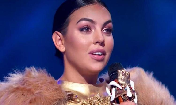 Georgina travestita da sexy-leonessa dà spettacolo in tv FOTO e VIDEO