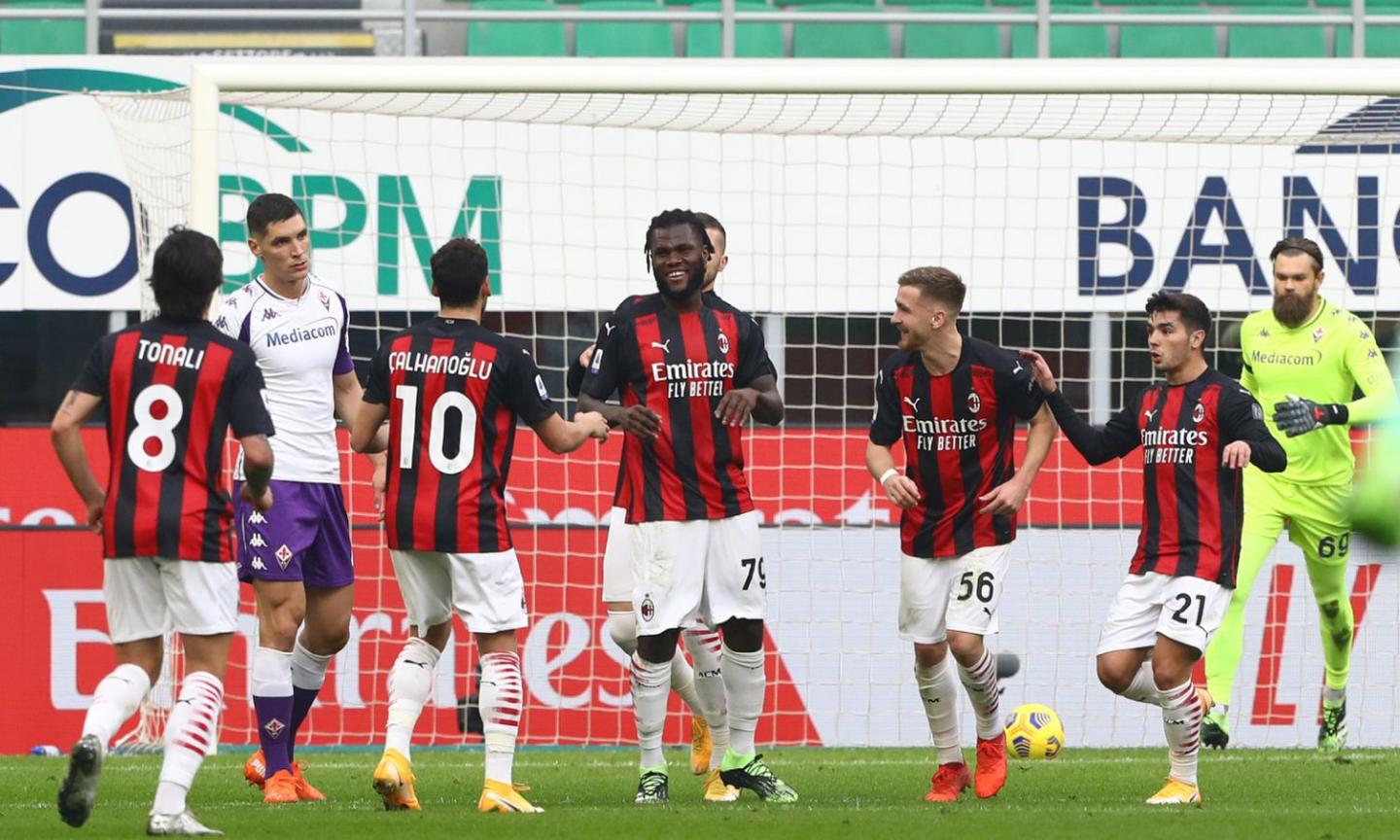 2-0 alla Fiorentina senza Ibra: il Milan allunga in vetta, +5 su Inter e Sassuolo