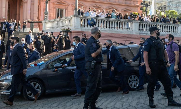 L'ultimo saluto a Maradona: una folla incredibile scorta il feretro al cimitero di Bella Vista