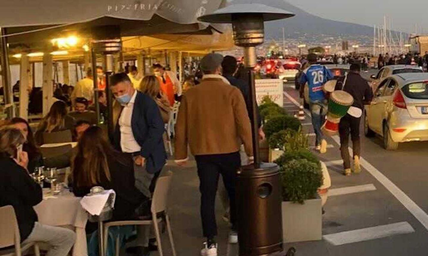 Napoli, migliaia di persone sul lungomare: folla e ristoranti pieni FOTO