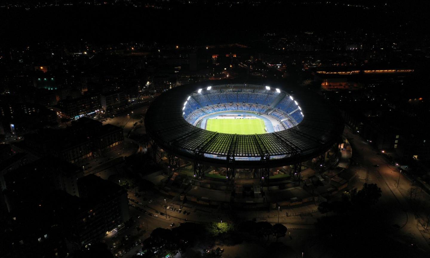 Il comune di Napoli annuncia: 'Il San Paolo sarà intitolato a Maradona'. Stadio illuminato tutta la notte