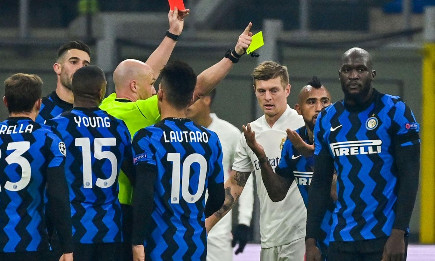 Inter, Vidal espulso per proteste contro il Real: la sua reazione sui social FOTO