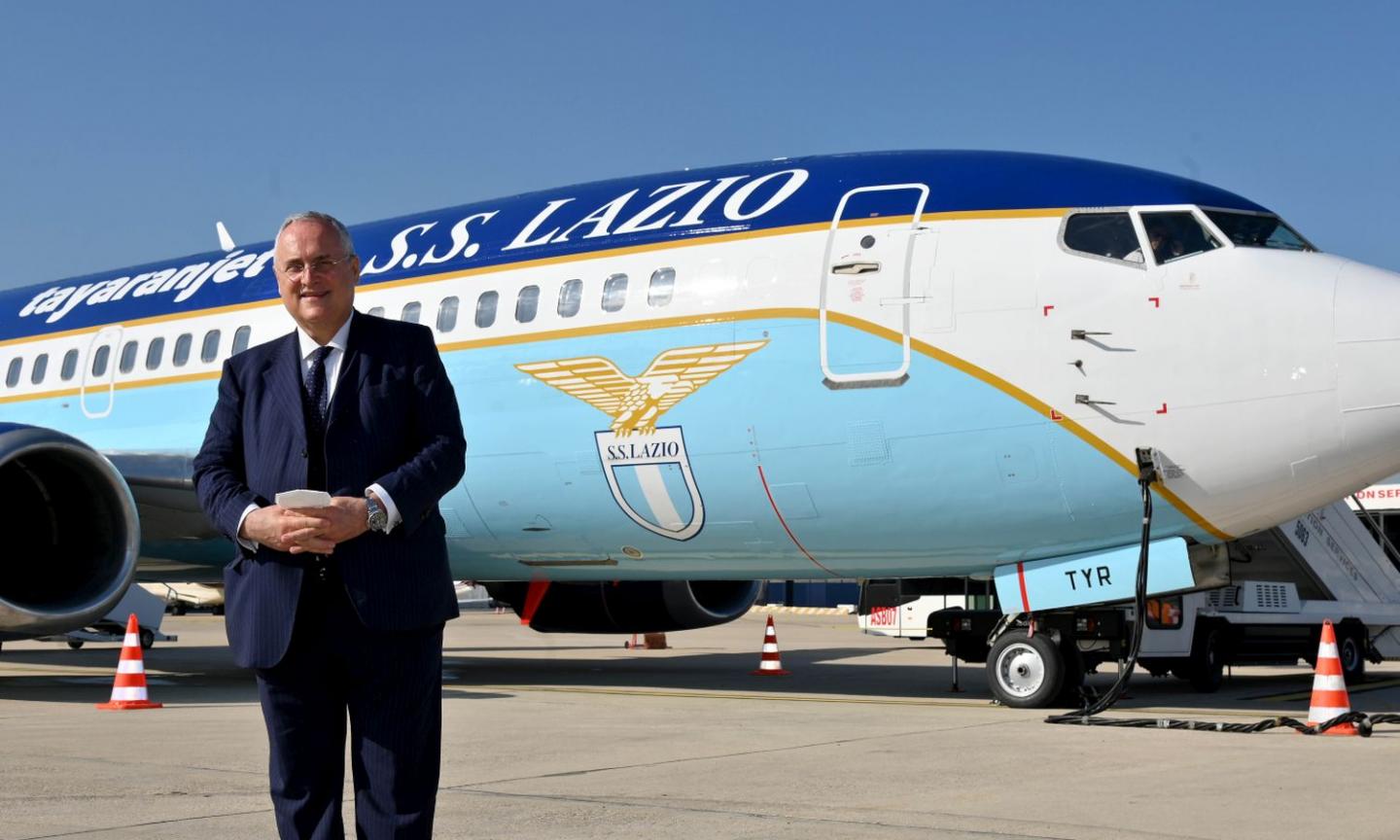 Mancano charter, la Salernitana di Lotito usa l'aereo della Lazio. Ira dei tifosi: 'Che strafottenza, vattene!'