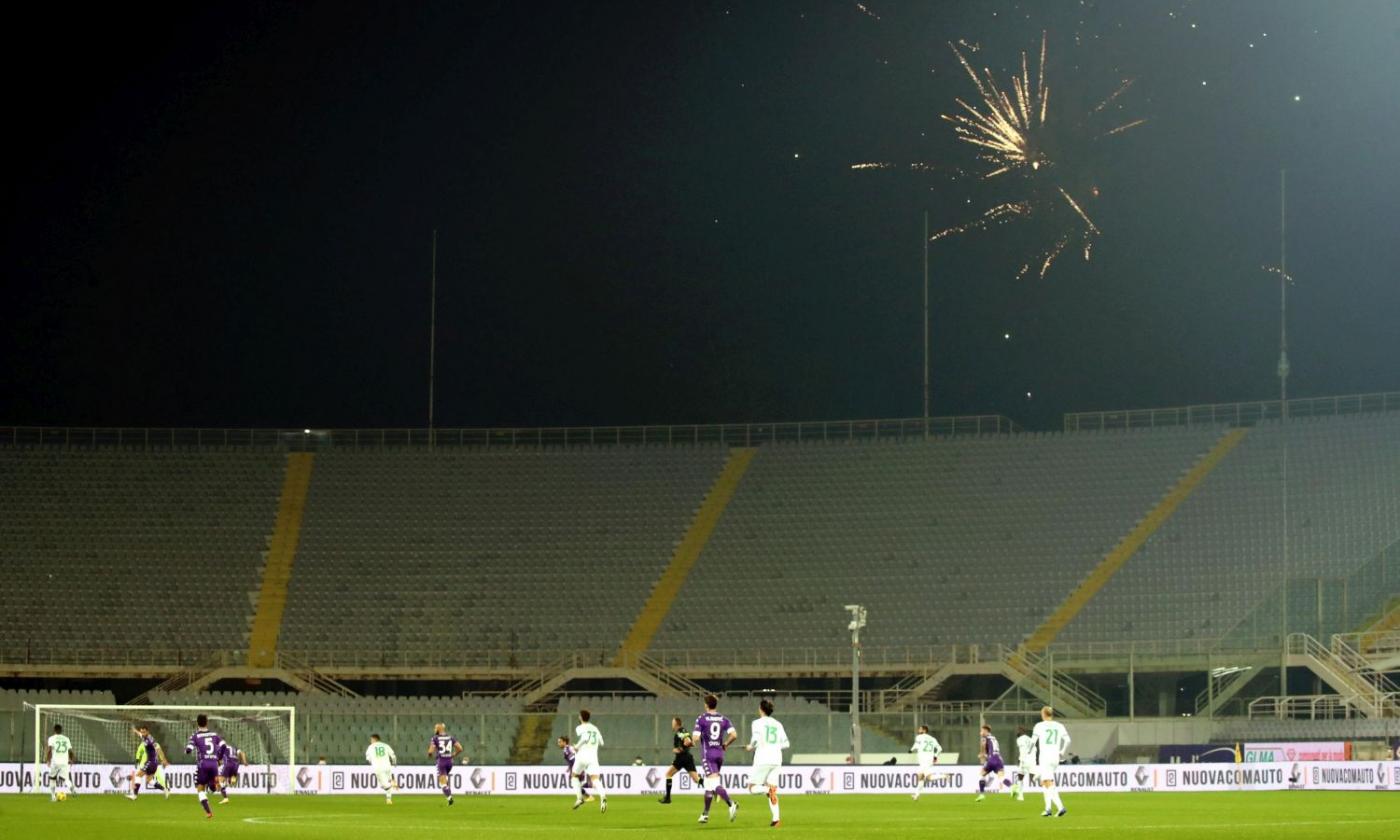 Fiorentina, fuochi d'artificio all'ingresso in campo delle squadre