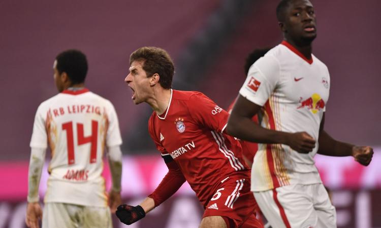 Bundesliga: pari Dortmund, Grifo mette paura al Monchengladbach. Bayern-Lipsia, spettacolare 3-3!
