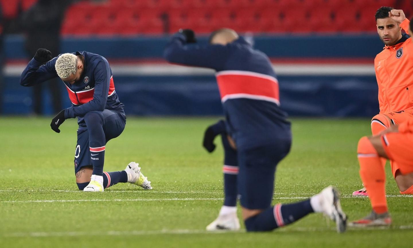 PSG-Basaksheir: 'No to racism', giocatori e arbitri in ginocchio e con il pugno alzato durante l'inno della Champions