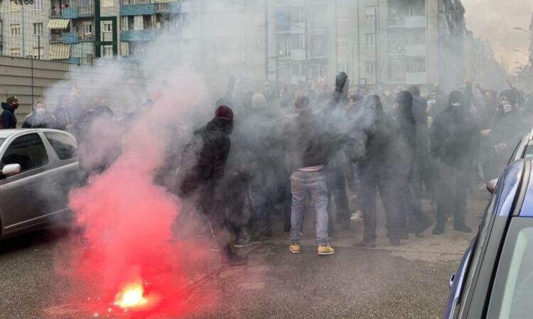 Gli ultras si accoltellano e i tifosi pagano: così lo Stato ammazza il calcio