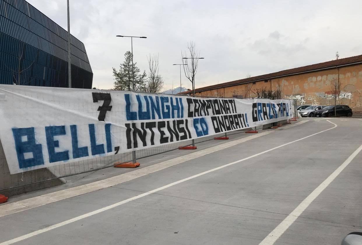 Atalanta, striscione fuori dallo stadio per il Papu Gomez: 'Meno social, più calcio'- FOTO