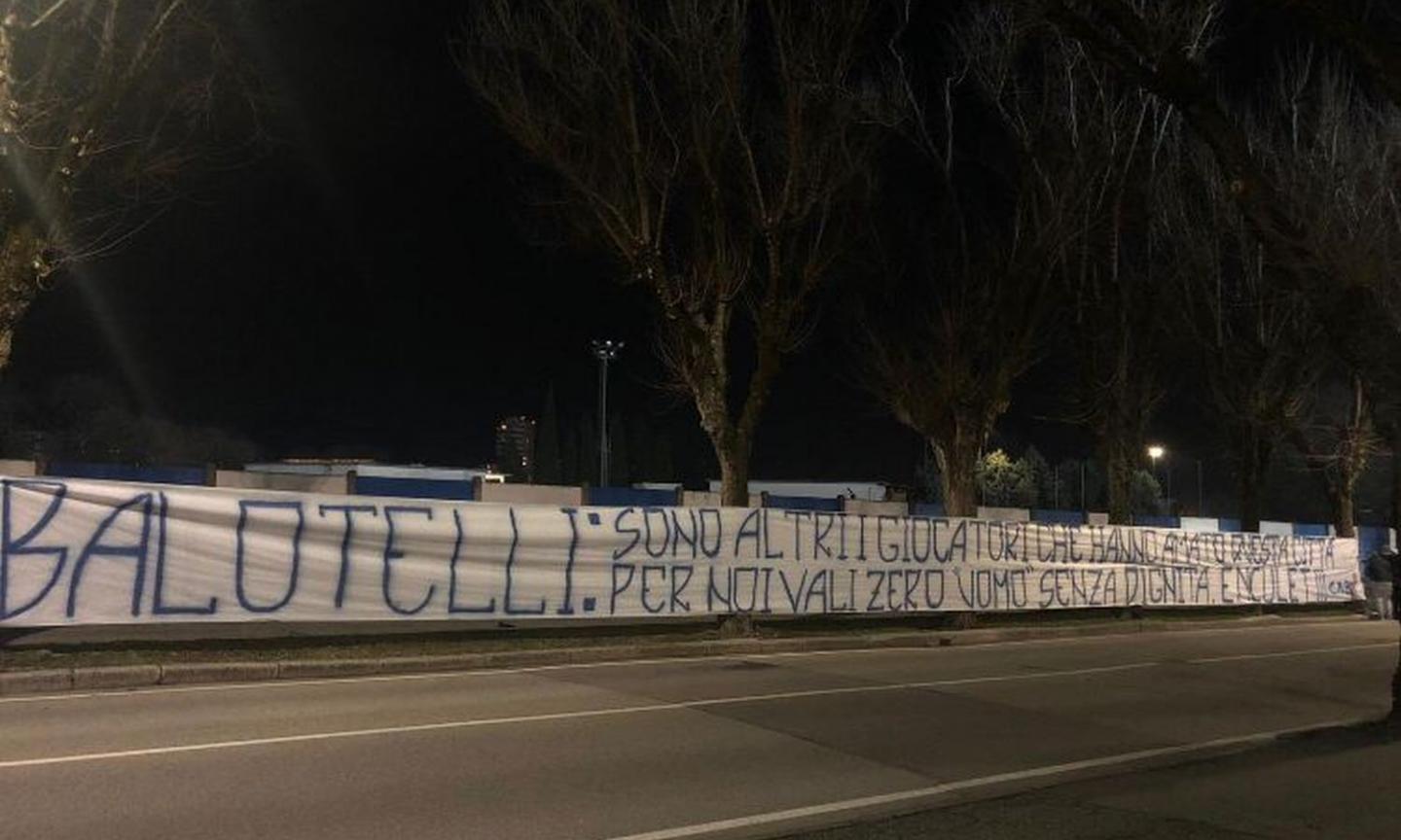 Gli ultras del Brescia contro Balotelli: 'Uomo senza dignità'. E gli addetti del 'Rigamonti' gli negano il parcheggio