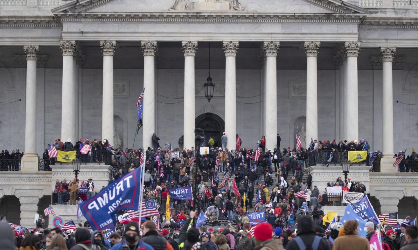 Il disadattamento psichico e sociale dietro all'assalto a Capitol Hill: il delirio complottista non finirà con Trump