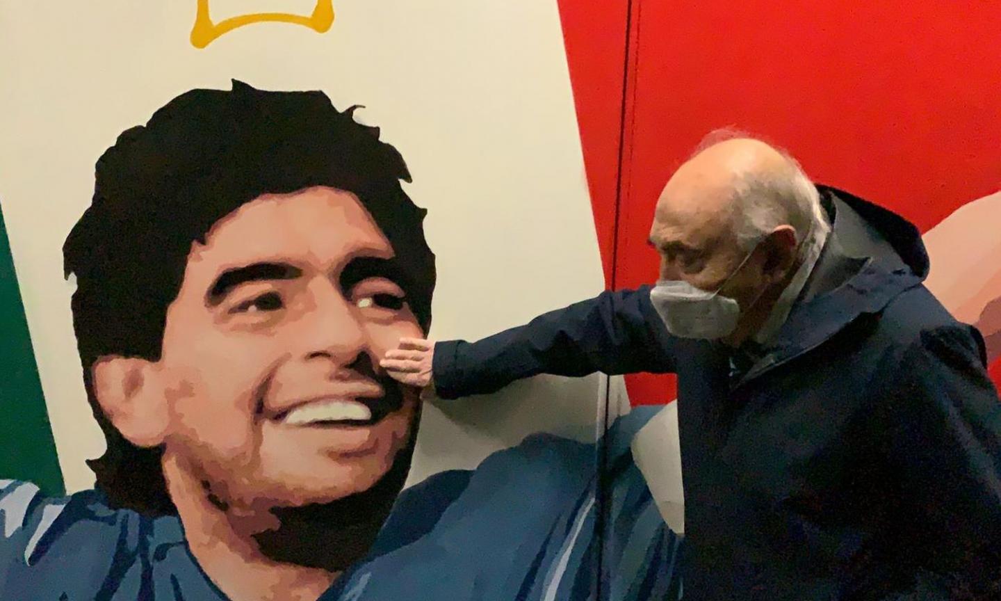 Napoli, Ferlaino ai Quartieri Spagnoli per Maradona VIDEO