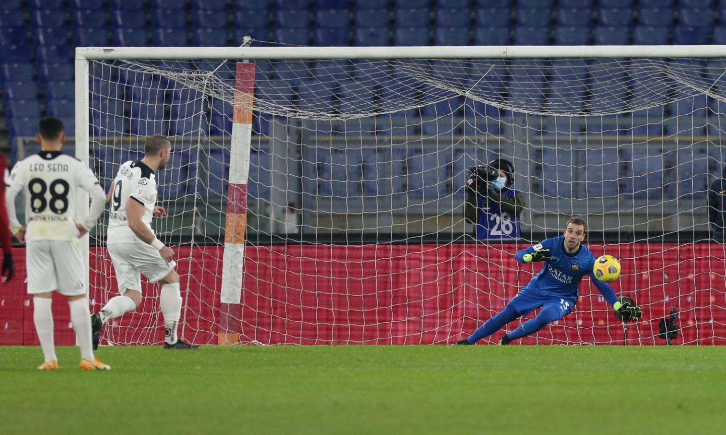 Coppa Italia, rivivi la MOVIOLA: un rigore a testa, dubbio quello per lo Spezia. Roma, due rossi in 30 secondi!