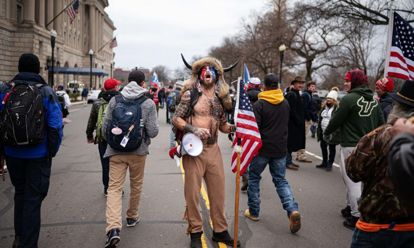 Assalto al Congresso Usa: arrestato Jake Angeli, lo sciamano sostenitore di Trump e simbolo dell'irruzione