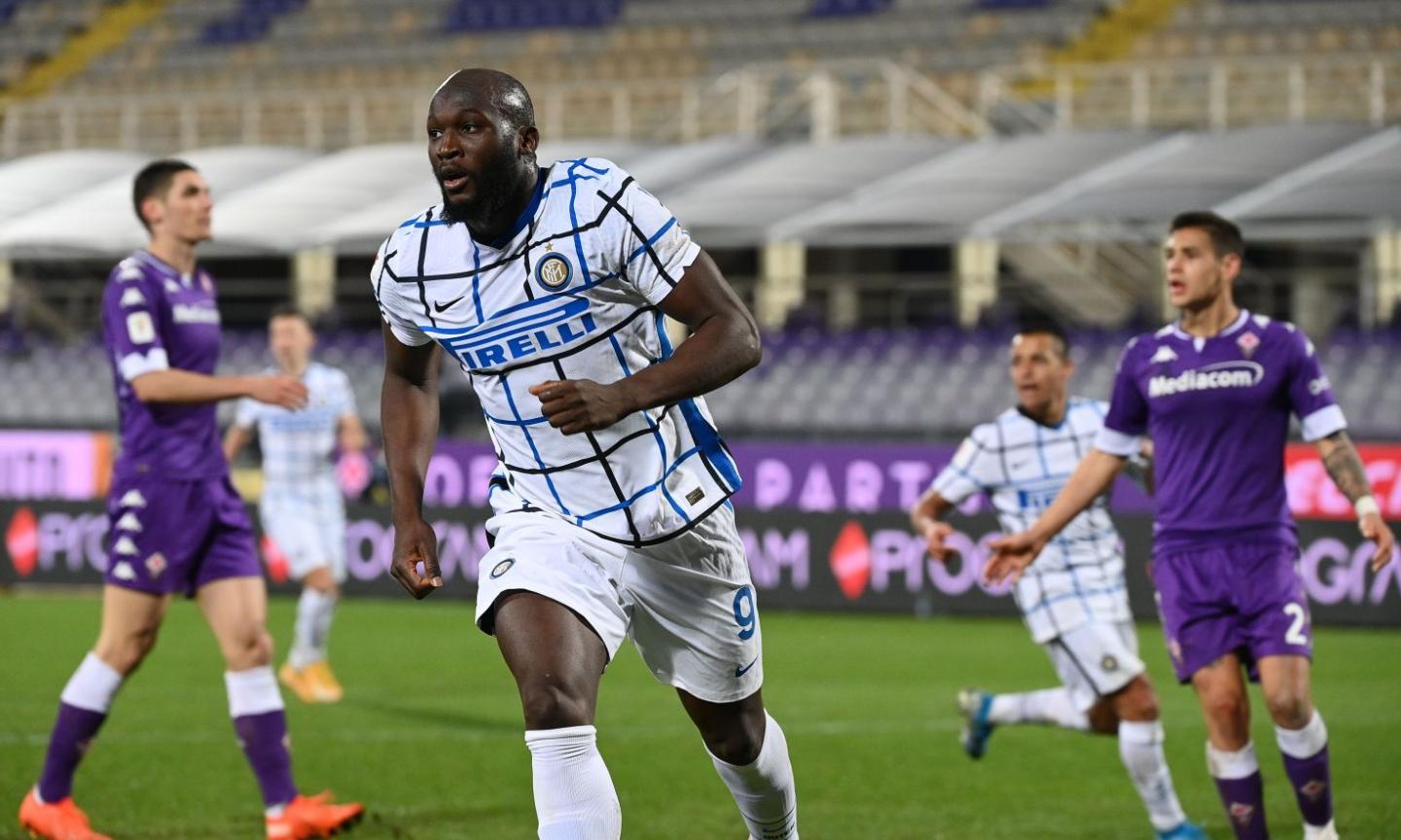 La Fiorentina protesta per il gol del 2-1: Martinez Quarta mostra i segni lasciati da Lukaku, la FOTO