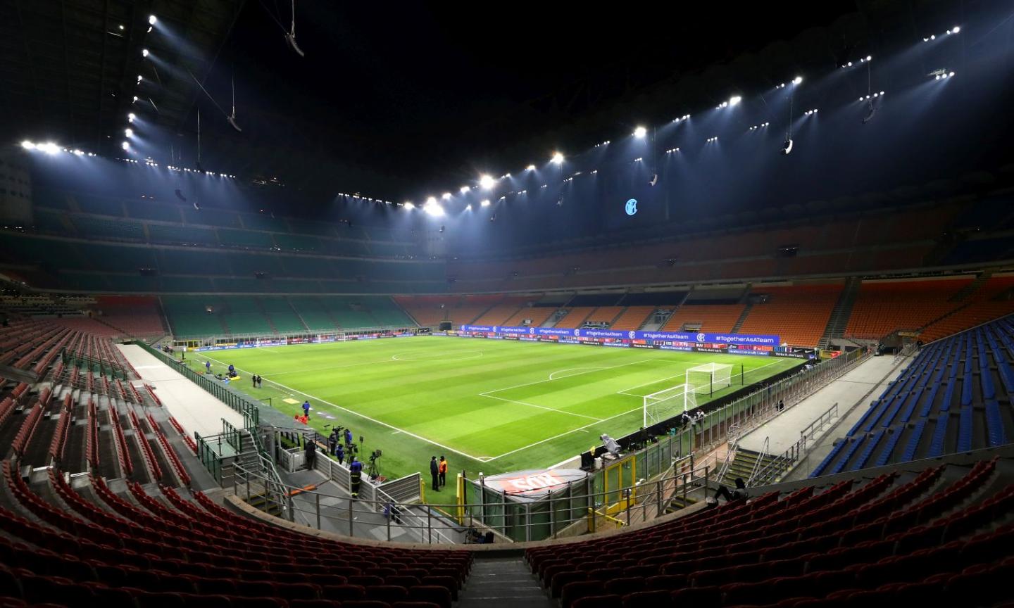 Inter, San Siro vuoto, ma partono i fuochi d'artificio all'esterno del Meazza