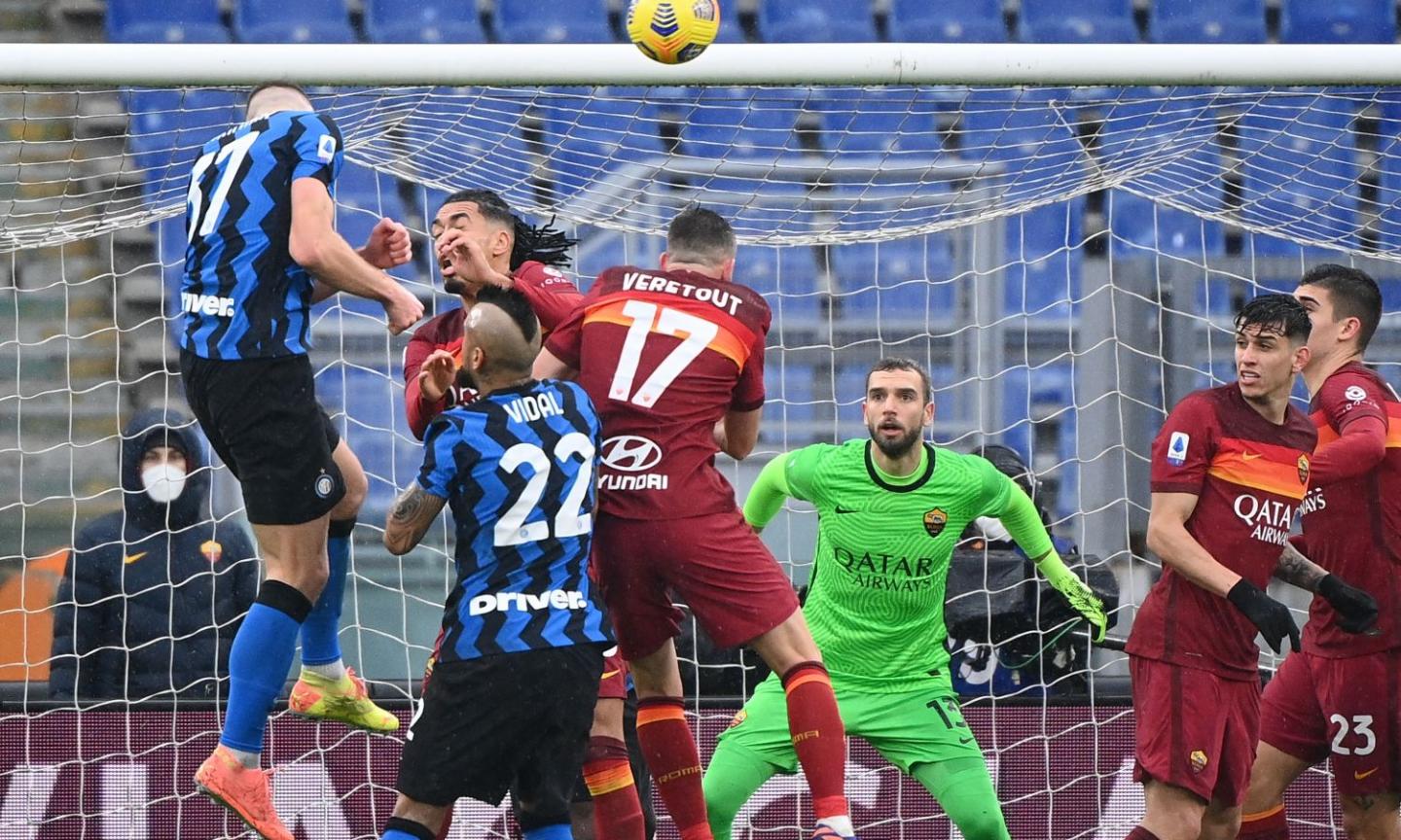 Gol ed emozioni, ma Inter e Roma si annullano 2-2. Ride solo il Milan