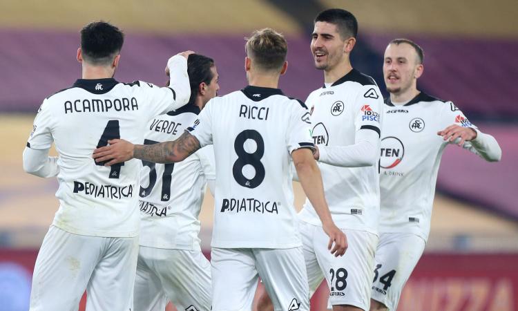 Clamoroso Roma: dopo il derby perde 4-2 in 9 contro lo Spezia ed esce dalla Coppa. Errore 6 cambi, che Saponara!