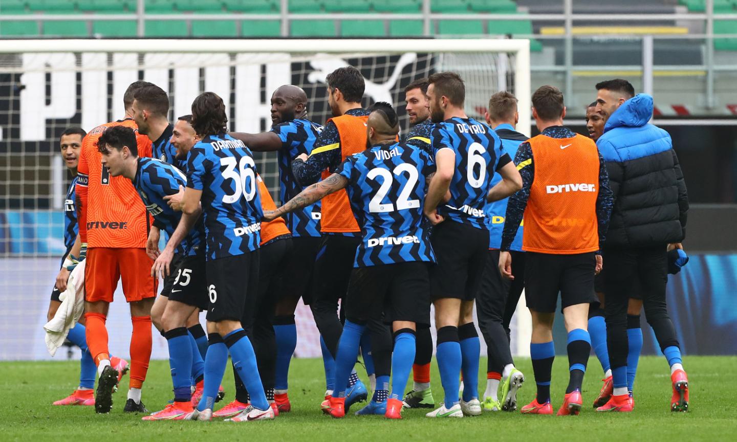 'Chi non salta rossonero è': il coro dei giocatori dell'Inter dopo il 3-0 nel derby