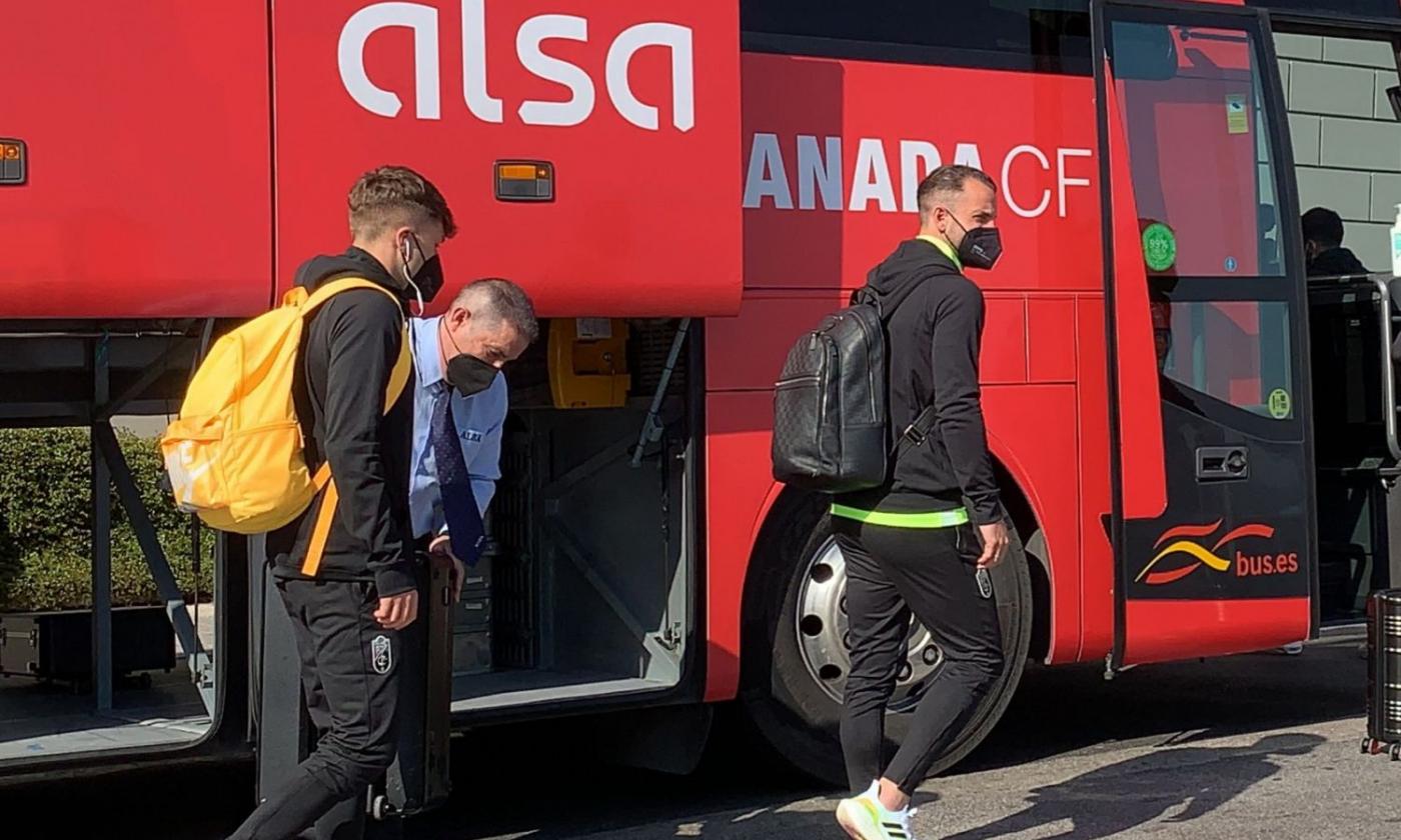 Granada, l'arrivo della squadra a Napoli: 'Soldado, come stai?' La risposta VIDEO