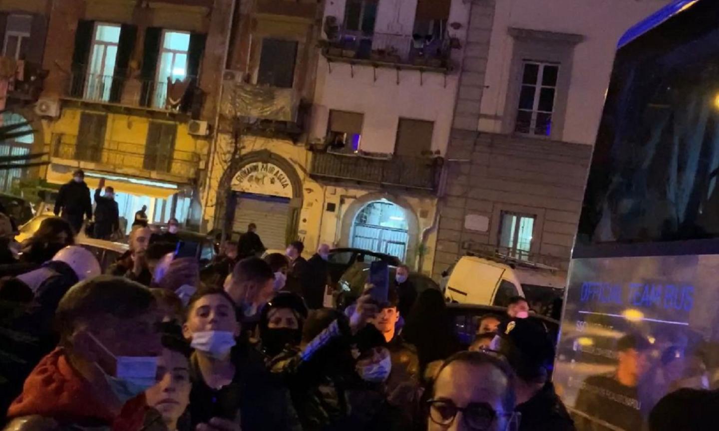 Napoli, contestazione contro la squadra fuori dall'hotel: 'Andate a lavorare, ba...rdi! Cacciate le palle!’ VIDEO