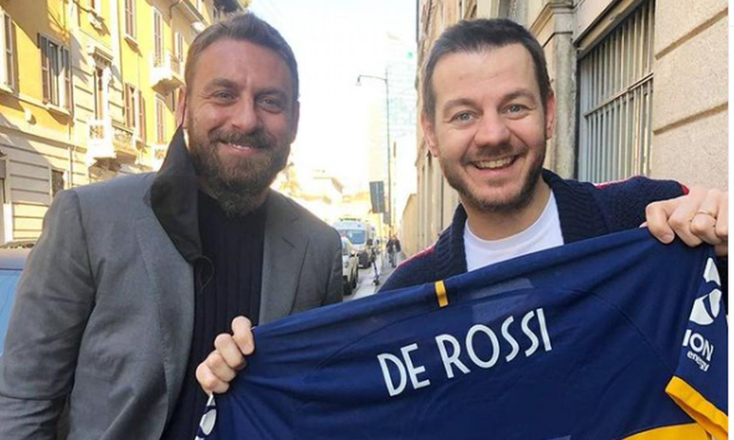 De Rossi regala la maglia del Boca Jrs a Cattelan: 'Ti avrei voluto all'Inter'