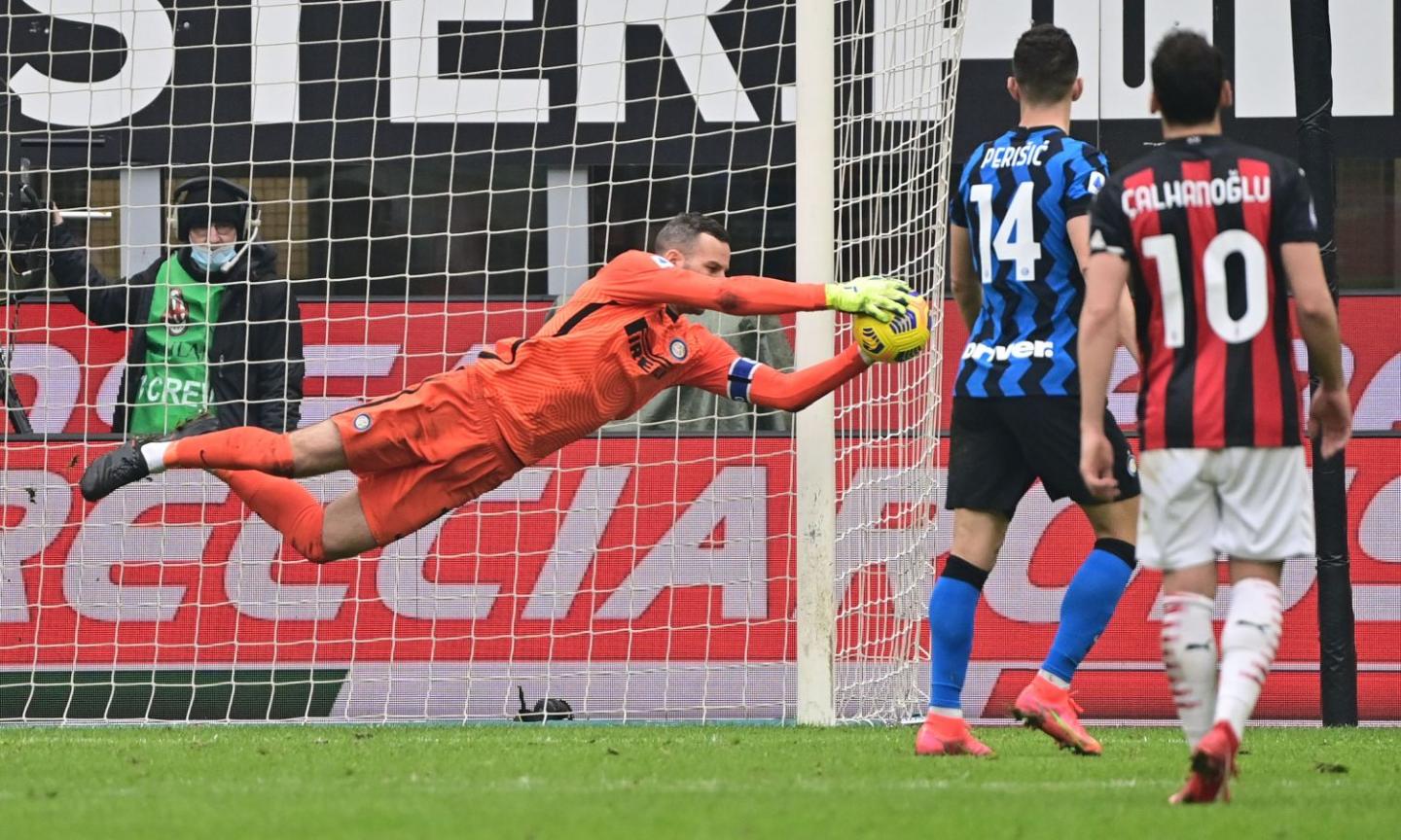 Handanovic torna super, è decisivo negli scontri diretti: stravinto il duello con Donnarumma