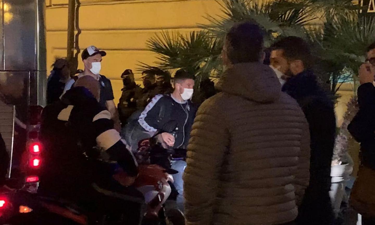 Napoli, l'arrivo della squadra: 'Insigne, caccia le pa**e. Giocate per la maglia' VIDEO