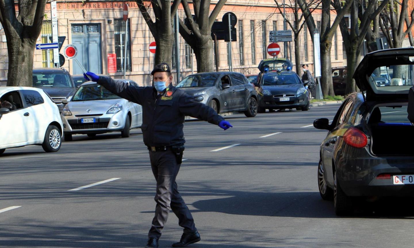 Corigliano Rossano: i carabinieri multano dei poliziotti per assembramento in un bar 