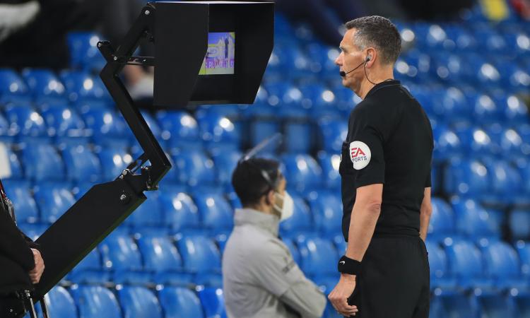 Gli arbitri devono 'pagare' i loro errori? In Premier League funziona così!
