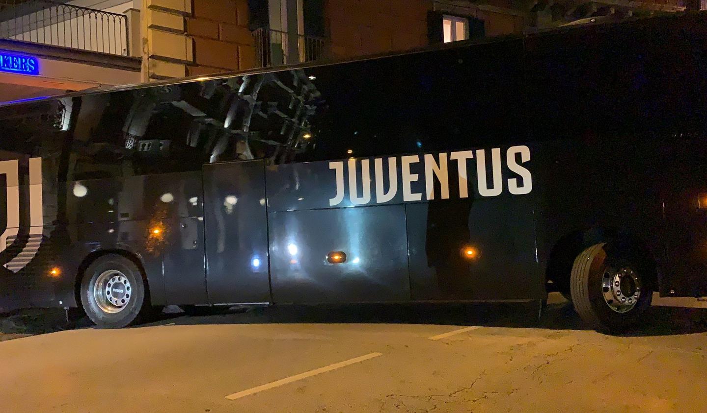 Juve, l'arrivo della squadra a Napoli: tanti tifosi, contestato Bernardeschi VIDEO