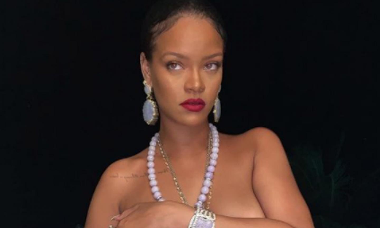 Rihanna, la FOTO in topless con ciondolo Indù dà scandalo in India. Le accuse: 'Offende la nostra religione' 