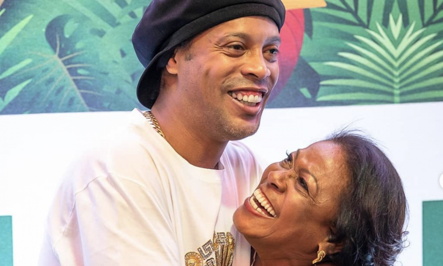 Ronaldinho: morta la madre per complicazioni legate al Covid