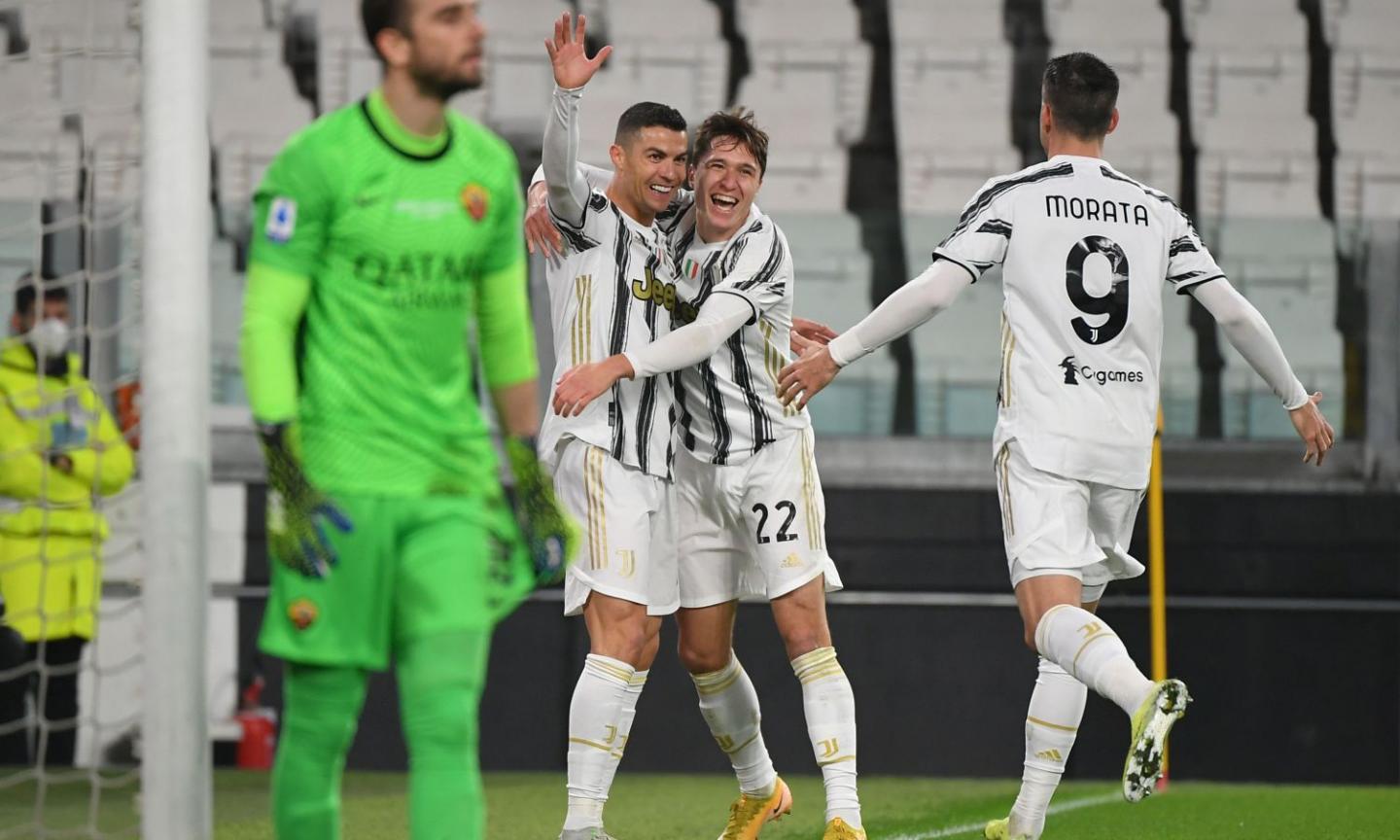 Ronaldo e un autogol bastano a Pirlo: la Juve vince 2-0 con la Roma e la sorpassa in classifica