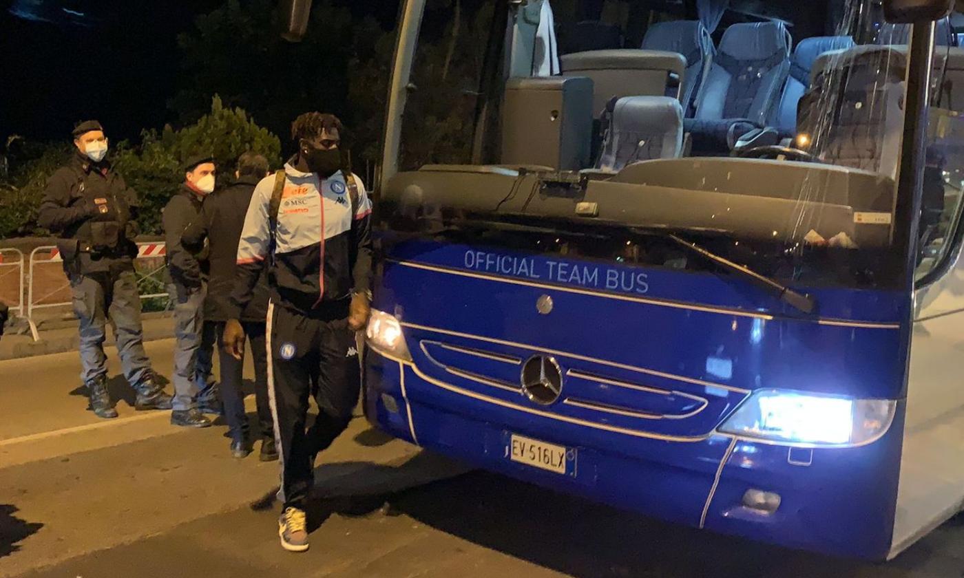 Napoli, l’arrivo della squadra in ritiro: riecco Osimhen, c’è anche Bakayoko VIDEO