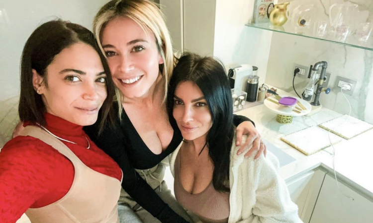 Elodie incanta a Sanremo, l'abbraccio con Diletta Leotta fa impazzire il web. Voi chi preferite? CHE FOTO!